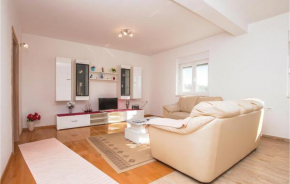 Cozy Apartment In Sibenik With Kitchen
